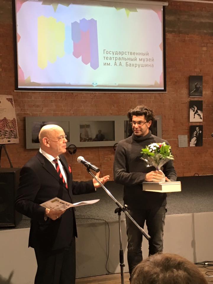 К.Райкин вручает Н.Цискаридзе премию "Театральный роман"