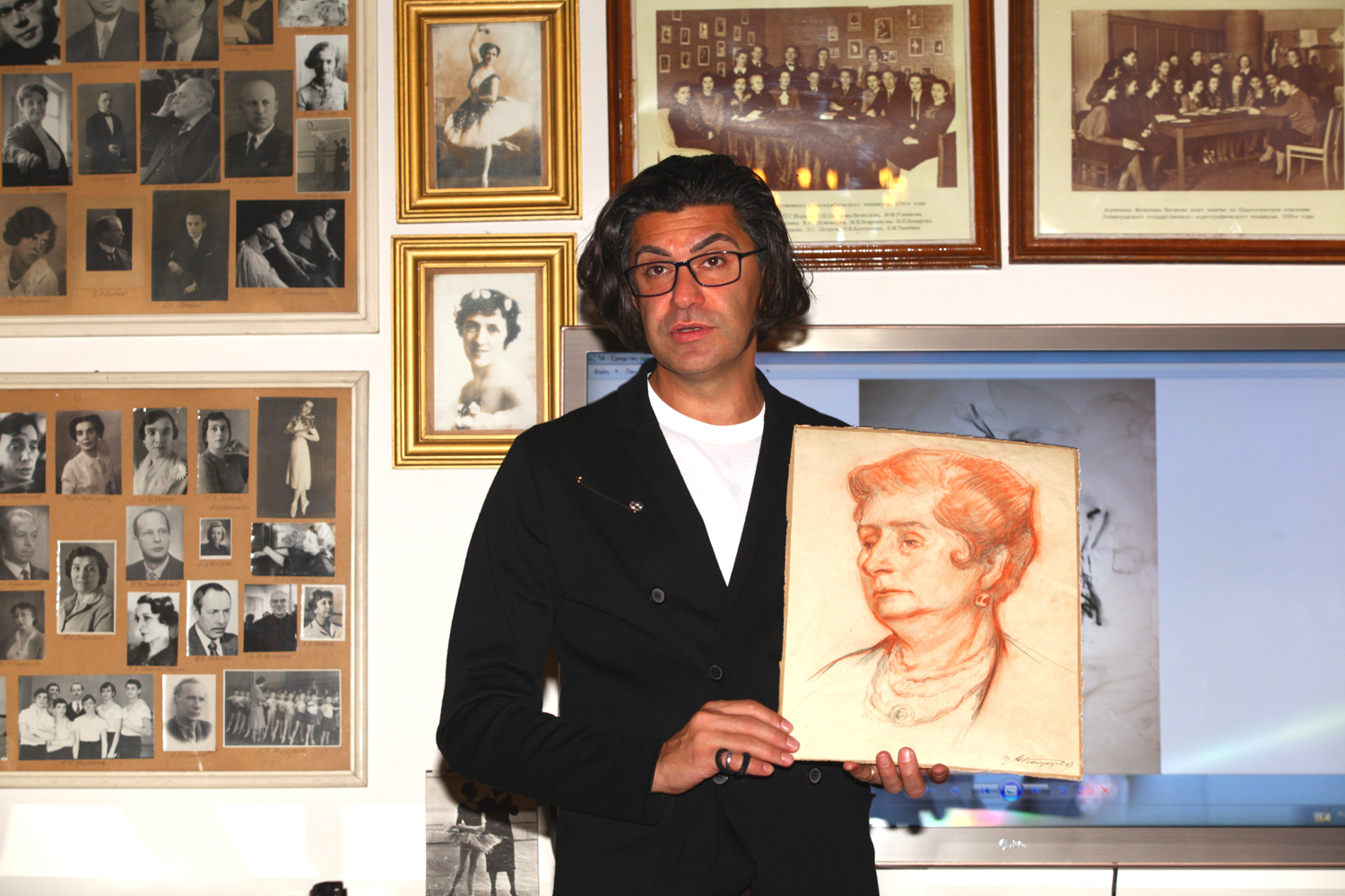 Н. М. Цискаридзе с портретом Е. П. Гердт