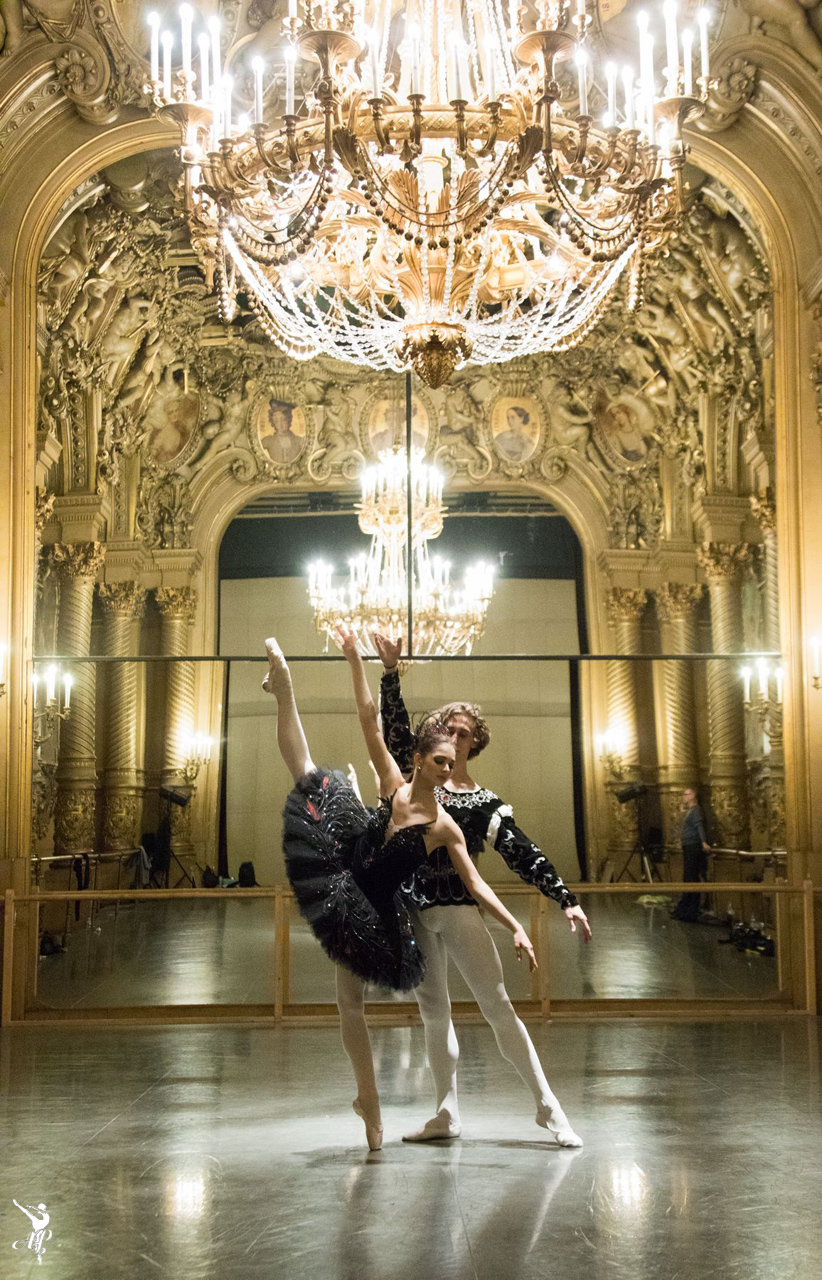 Элеонора Севенард и Егор Геращенко в танцевальном фойе Парижской Оперы