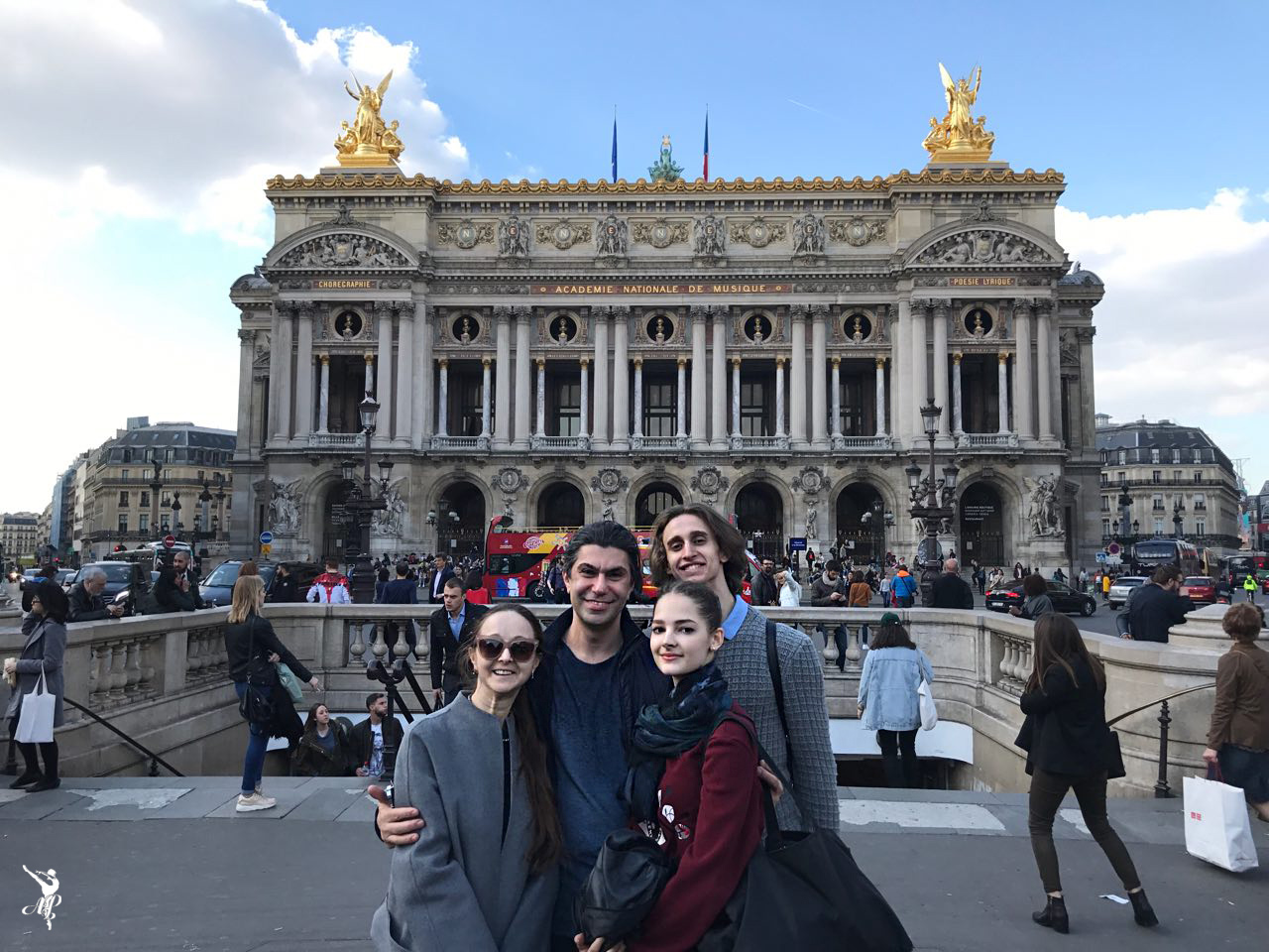 Жанна Аюпова, Николай Цискаридзе, Элеонора Севенард и Егор Геращенко перед зданием Парижской Оперы.